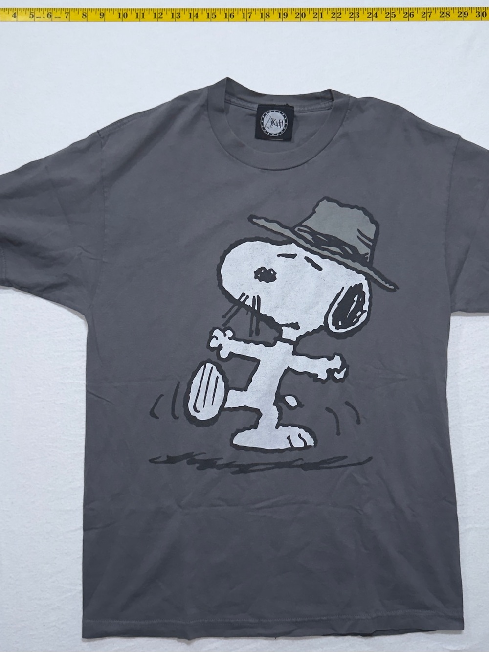 2000s Graphic Snoopy T-Shirt in Charcoal Gray - Peanuts Design